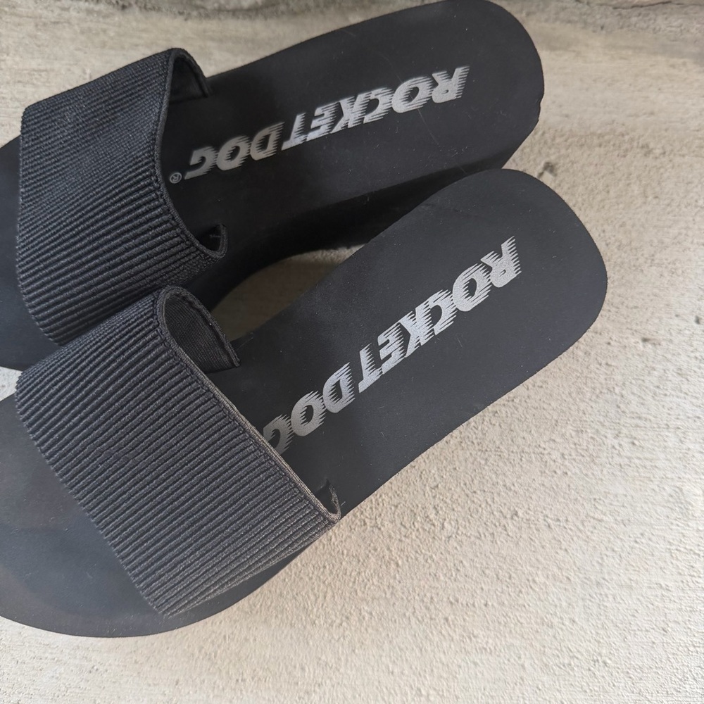 Rocket Dog || black foam platform sandals - Picture 2 of 4